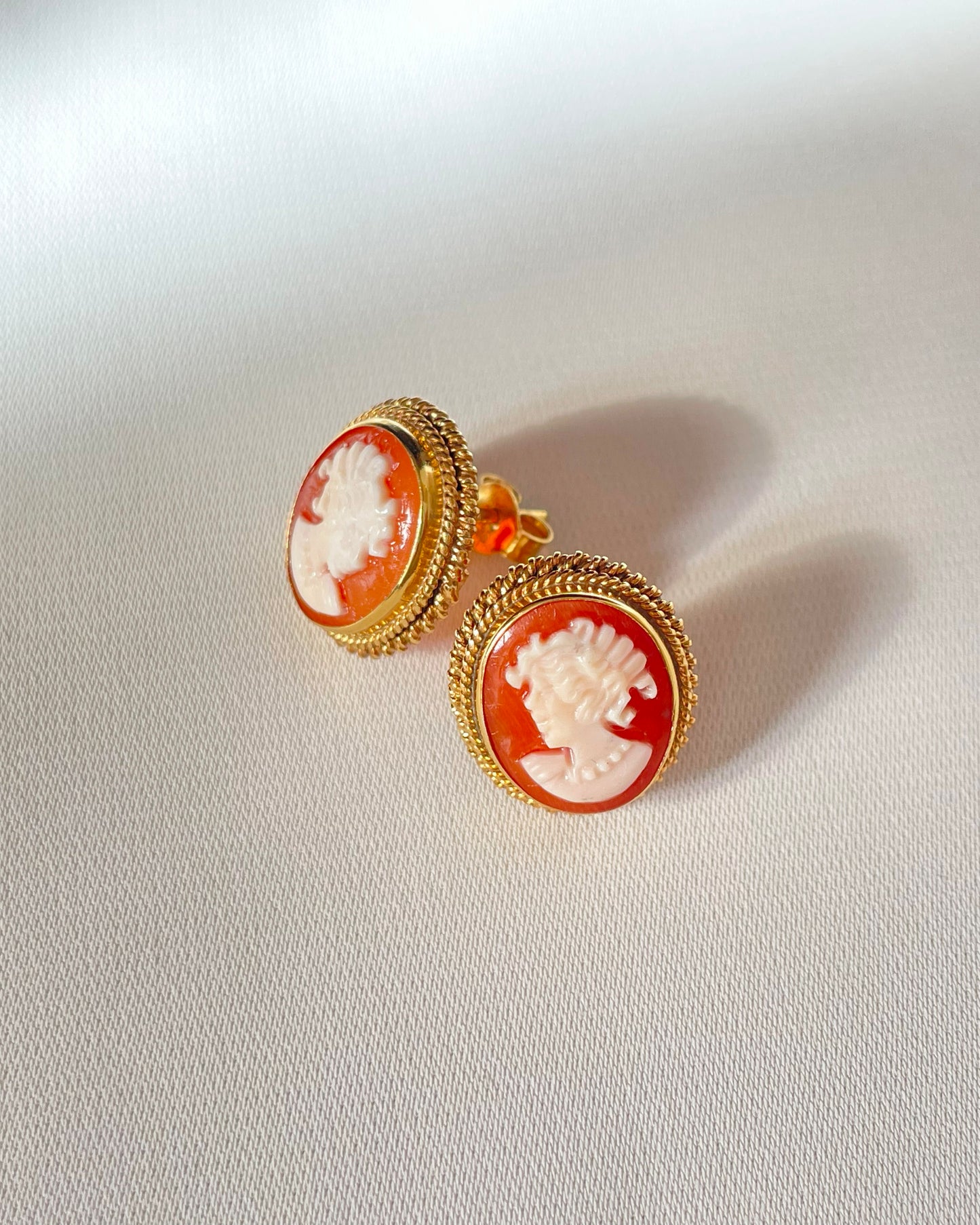 CLASSIC CAMEO EARRING - GOLD