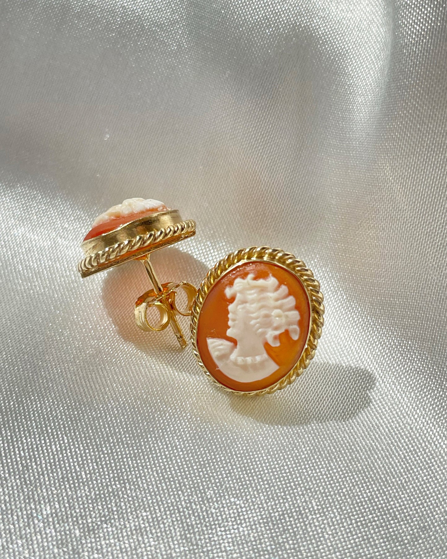 CLASSIC CAMEO EARRING - GOLD