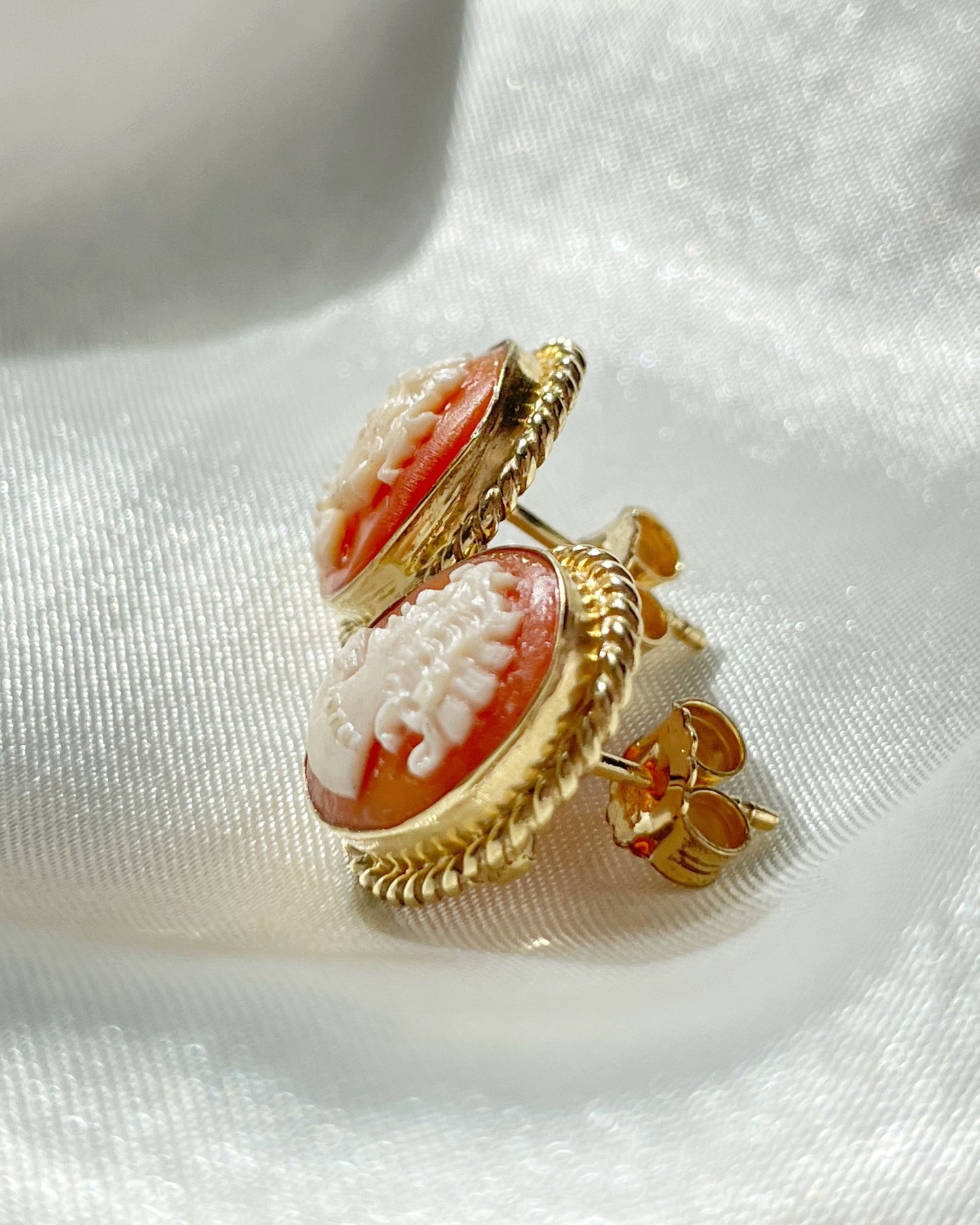 CLASSIC CAMEO EARRING - GOLD