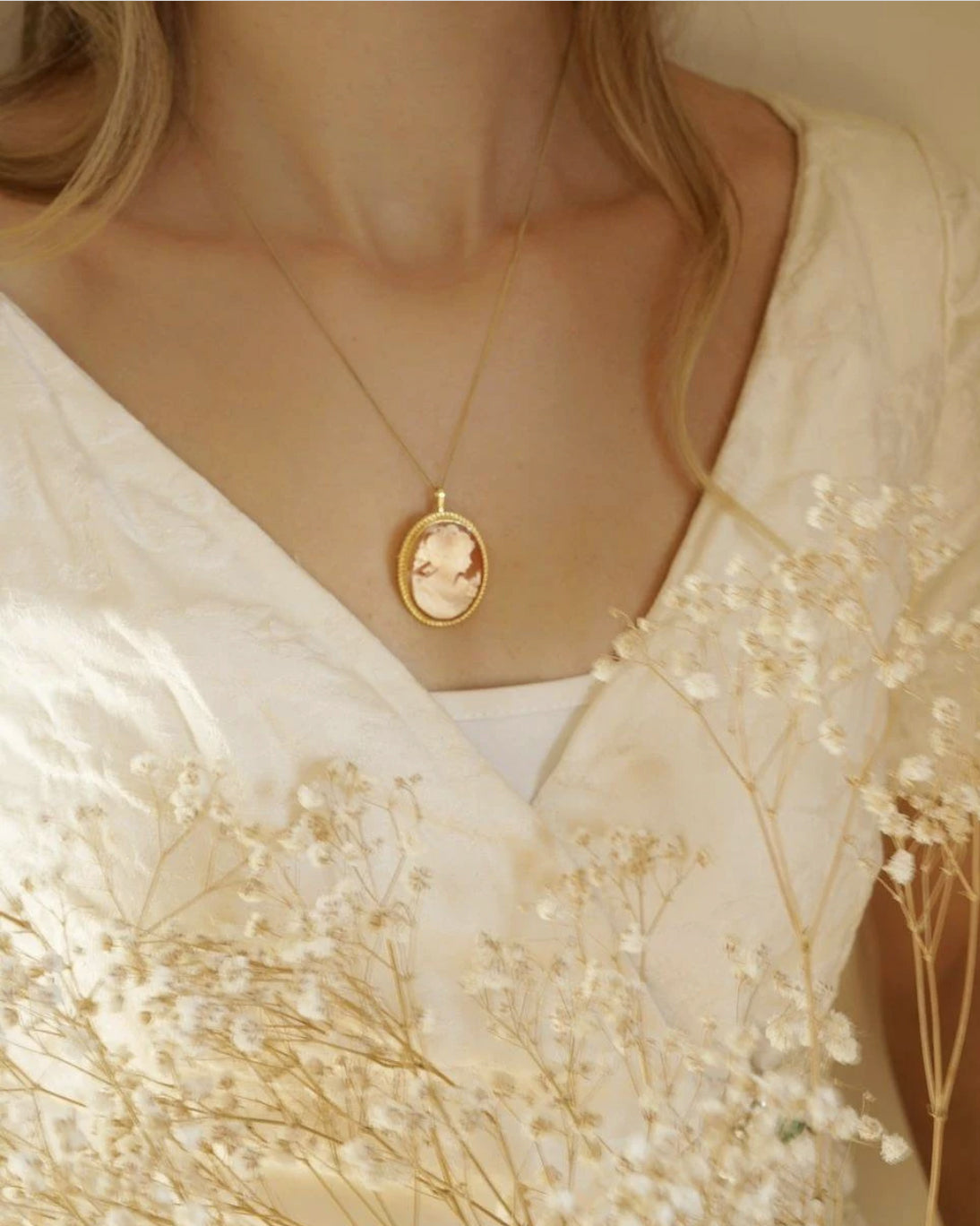 CLASSIC CAMEO NECKLACE - GOLD