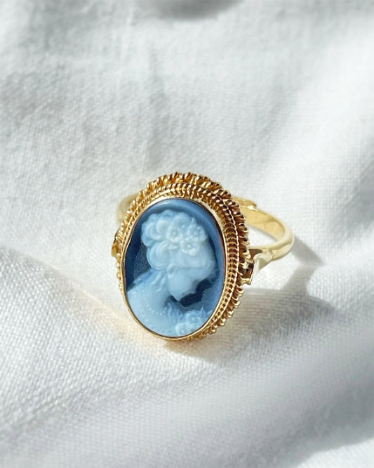 CLASSIC GIRL BLUE CAMEO RING