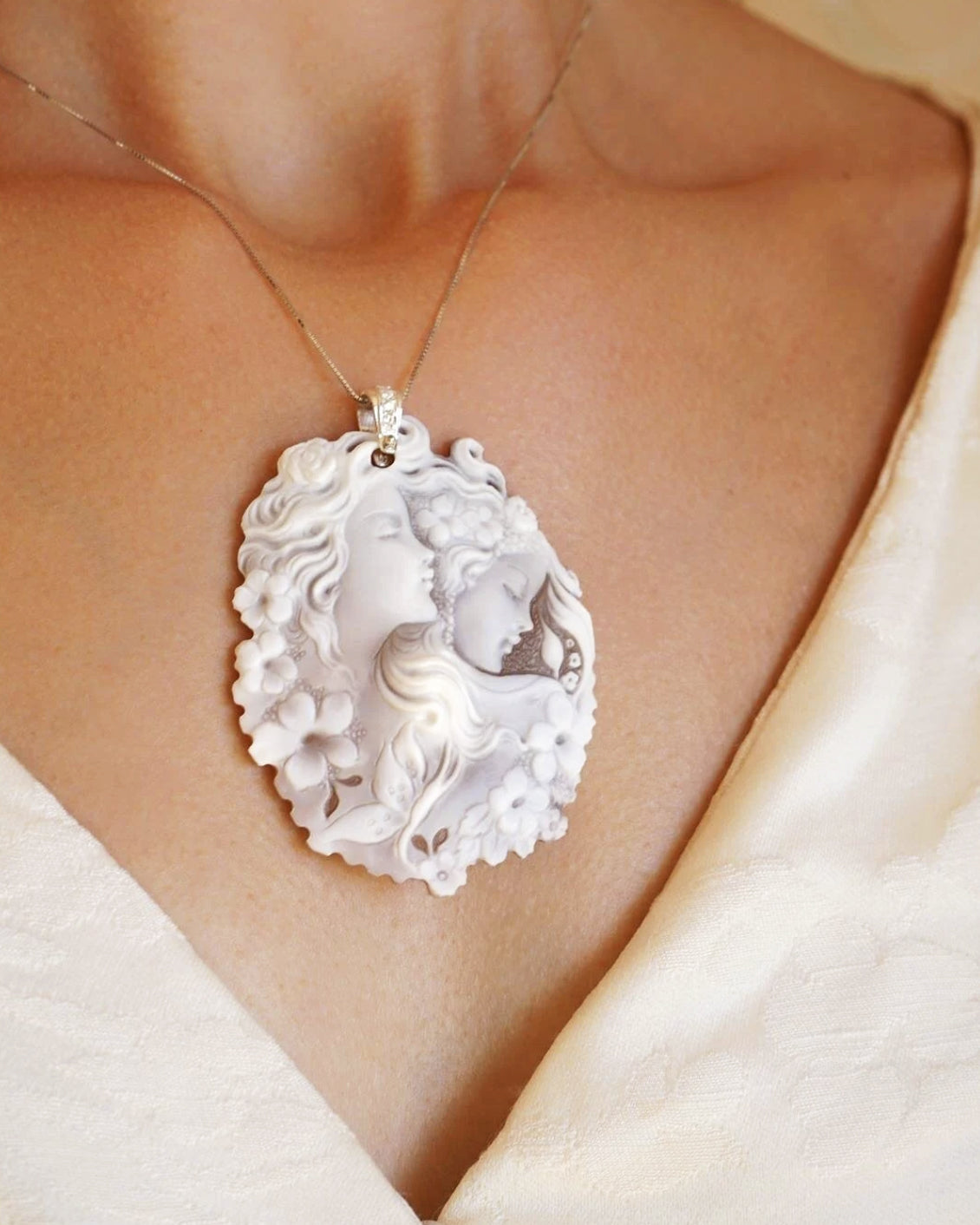 CAMEO NECKLACE ONE FACE