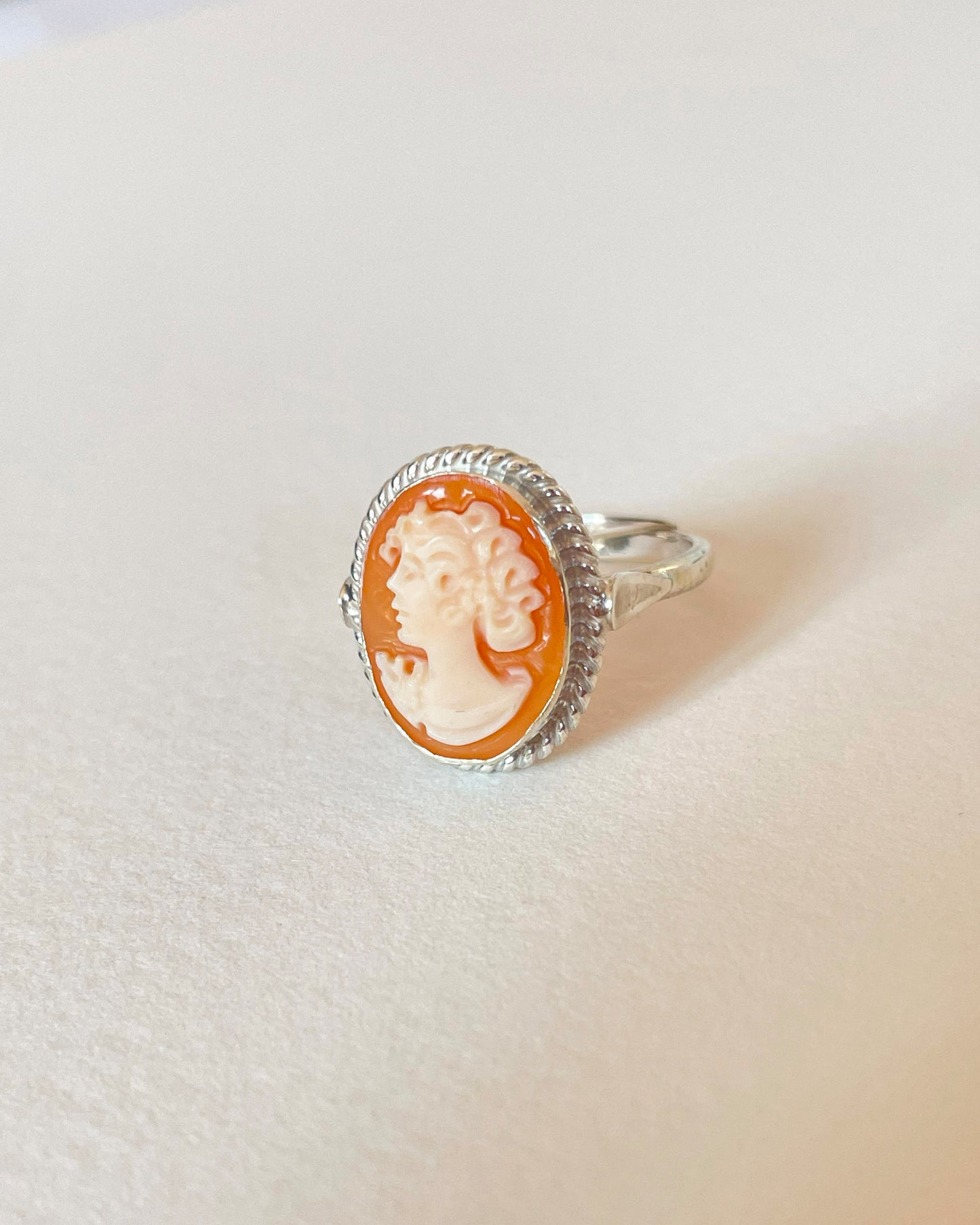 CLASSIC CAMEO RING - SILVER